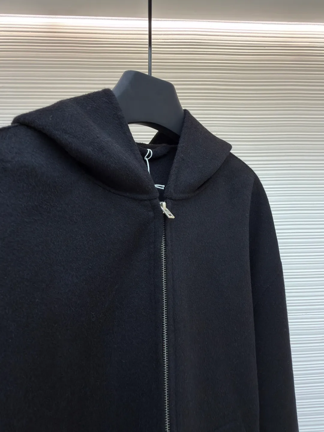 Acne Studios Nordic minimalist style double-sided woolen cashmere jacket ●Authentic product: purchased and developed for 9769 ●Item number: 1680856-C85 ●Material: cashmere fabric ●Technology: solid color distressed production ●Version: fitted version ●Weight: about 1060 grams ●Size: S-M-L ●Description: ACNE Nordic minimalist style double-sided woolen cashmere jacket Original version Purchased for 11000 Fabric dyed for 35 days Consistent with YB, different from the market version, the fabric is 90% sheep wool and 10% cashmere. The quality inspection report is acceptable. The zipper uses the original authentic zipper with TALON base. The real antique silver craftsmanship is different from the solid color distressed on the market. It uses Ice Pa lining and customizes the YB consistent collar label. The workmanship details are excellent. The overall wiring is straight and delicate, the fabric is comfortable and soft, and the color is consistent without color difference. It can be matched with the same style to create a fashionable look and control various occasions. Customized accessories, complete with three standards, same style for men and women!